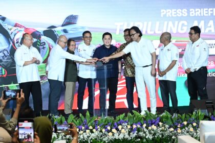 Menteri BUMN, Erick Thohir (tengah) dalam pembukaan ajang penyelenggaraan Pertamina Grand Prix of Indonesia 2024 (MotoGP) dan Asia Road Racing Championship (ARRC) di Pertamina Mandalika International Circuit Tahun 2024. Foto: Dok Pertamina