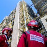 Pekerja HSSE Pertamina menjaga proses pembangunan Refinery Development Masterplan (RDMP) Kilang Pertamina, RDMP menjadi salah satu program dengan serapan TKDN. Foto: Dok Pertamina