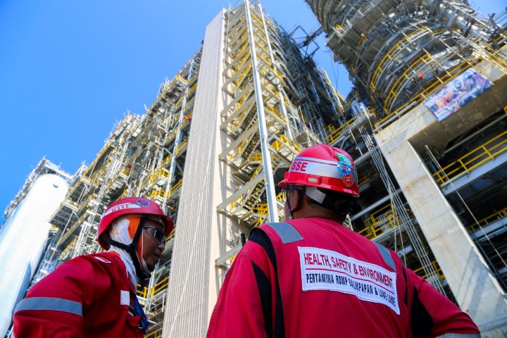 Pekerja HSSE Pertamina menjaga proses pembangunan Refinery Development Masterplan (RDMP) Kilang Pertamina, RDMP menjadi salah satu program dengan serapan TKDN. Foto: Dok Pertamina