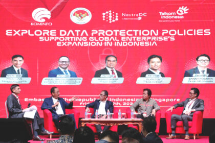 Dirjen Aptika Kemenkominfo Semuel Abrijani Pangerapan (dua dari kiri) dan Direktur Group Business Development Telkom Honesti Basyir (tengah) saat menjadi panelis dalam sesi diskusi panel yang digelar NeutraDC bersama KBRI Singapura bertajuk “Explore Data Protection Policies Supporting Global Enterprise’s Expansion in Indonesia” di KBRI Singapura, Jumat (7/6/2024). Foto: Telkom Indonesia