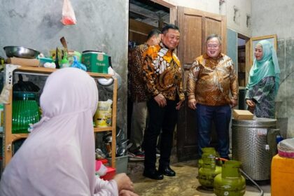 Komisaris Utama Telkom Bambang Permadi Soemantri Brodjonegoro (tengah) dan Direktur Utama Telkom Ririek Adriansyah (dua dari kanan) melihat langsung proses produksi berbagai produk dari Balla Ratea, salah satu UMKM unggulan mitra binaan Telkom yang bergerak di bidang kuliner khas Makassar, Rabu (5/6/2024) lalu. Foto: Telkom Indonesia