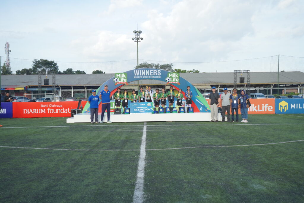 Foto 7: SDN 085 Ciumbuleuit menerima penghargaan sebagai juara KU 10 pada perhelatan MilkLife Soccer Challenge - Bandung Series 1 2024 yang berlangsung di Progresif Sport Centre, Minggu (23/6).