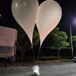 Sebuah balon yang diyakini dikirim oleh Korea Utara membawa berbagai benda termasuk yang tampak seperti sampah. Foto: Medsos X