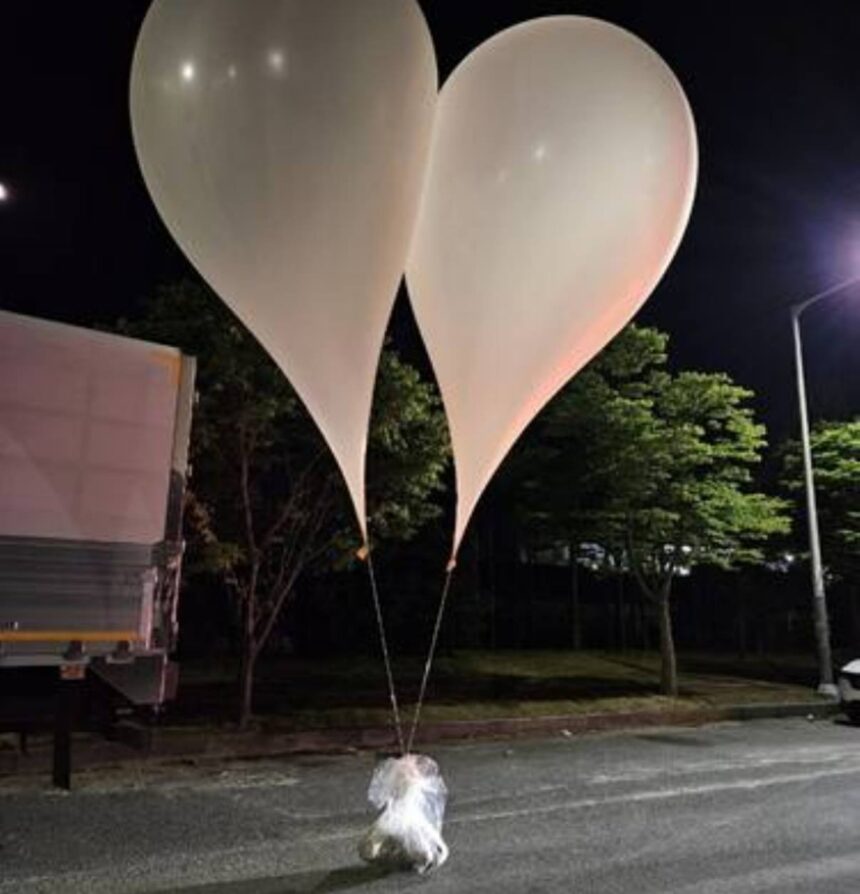 Sebuah balon yang diyakini dikirim oleh Korea Utara membawa berbagai benda termasuk yang tampak seperti sampah. Foto: Medsos X