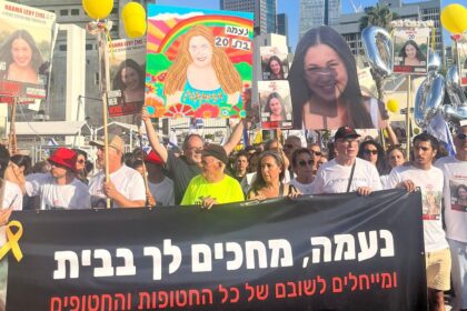 Pendukung Naama Levy, berdemo untuk merayakan ulang tahunnya di Tel Aviv, Israel. Foto: X @@IsraelenFrance