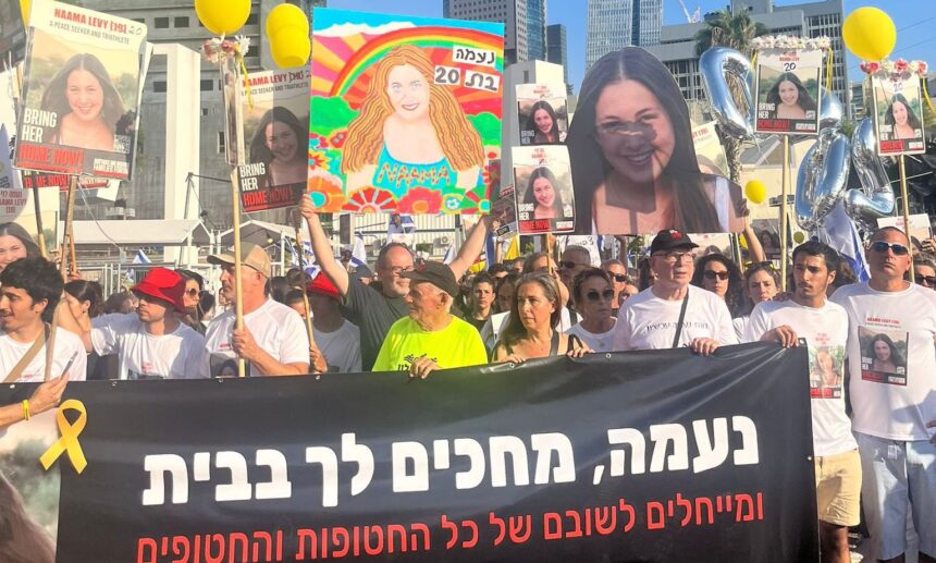 Pendukung Naama Levy, berdemo untuk merayakan ulang tahunnya di Tel Aviv, Israel. Foto: X @@IsraelenFrance