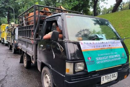 Pendistribusian simbolis hewan kurban oleh AGP kepada masyarakat maupun mitra Artha Graha Peduli ini, dipusatkan di Lot 17 kawasan bisnis SCBD, Jakarta Selatan, Pada Minggu (16/6/2024). Foto: Ist