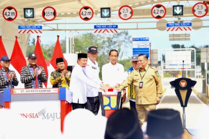 Presiden Republik Indonesia (RI), Joko Widodo bersama sejumlah Menteri Kabinet Indonesia Maju saatbmeresmikan Tol Pekanbaru-Padang, ruas Bangkinang-XIII Koto Kampar, Jumat (31/5/2024). Foto: Dok Kementerian ATR/BPN