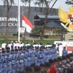 Presiden Republik Indonesia Joko Widodo memberikan hormat kepada sang saka merah putih saat upacara Peringatan Hari Lahir Pancasila 2024 yang diselenggarakan di Lapangan Garuda Pertamina Hulu Rokan, Dumai, Riau pada (1/6/2024). Foto: Dok Pertamina