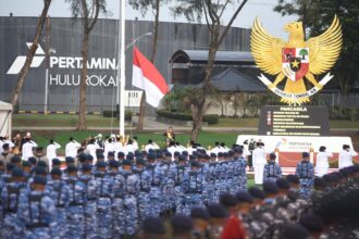 Presiden Republik Indonesia Joko Widodo memberikan hormat kepada sang saka merah putih saat upacara Peringatan Hari Lahir Pancasila 2024 yang diselenggarakan di Lapangan Garuda Pertamina Hulu Rokan, Dumai, Riau pada (1/6/2024). Foto: Dok Pertamina