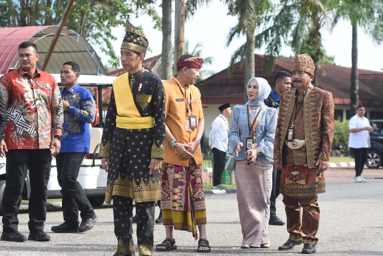 Presiden Republik Indonesia Joko Widodo didampingi Direktur Utama Pertamina Nicke Widyawati usai melakukan upacara Peringatan Hari Lahir Pancasila 2024 yang diselenggarakan di Lapangan Garuda Pertamina Hulu Rokan, Dumai, Riau pada (1/6/2024). Foto: Dok Pertamina