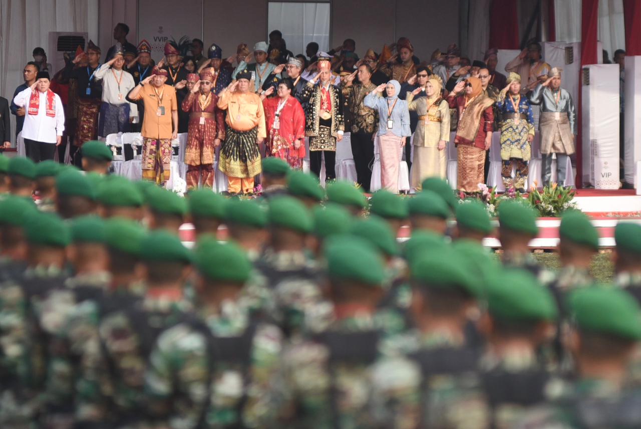 Direktur Utama Pertamina Nicke Widyawati memberikan hormat saat upacara Peringatan Hari Lahir Pancasila 2024 yang diselenggarakan di Lapangan Garuda Pertamina Hulu Rokan, Dumai, Riau pada (1/6/2024). Foto: Dok Pertamina