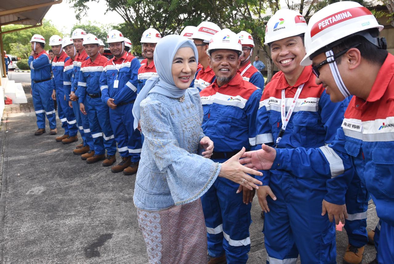 Direktur Utama Pertamina Nicke Widyawati menyapa Perwira Pertamina usai kegiatan mengikuti kegiatan upacara Peringatan Hari Lahir Pancasila 2024 yang diselenggarakan di Lapangan Garuda Pertamina Hulu Rokan, Dumai, Riau pada (1/6/2024). Foto: Dok Pertamina