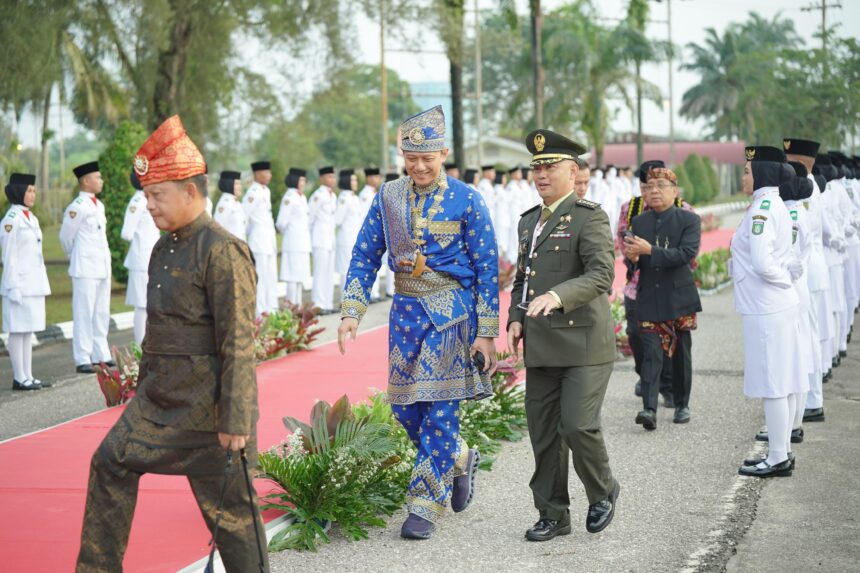Menteri AHY Kenakan Pakaian Adat Melayu Riau. Foto: Kementerian ATR/BPN
