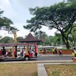 Suasana TMII. Para pengunjung keliling Taman Mini Indonesia Indah (TMII) Jakarta Timur dengan kendaraan listrik. Foto: Joesvicar Iqbal/ipol.id