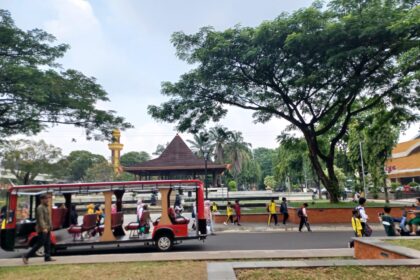 Suasana TMII. Para pengunjung keliling Taman Mini Indonesia Indah (TMII) Jakarta Timur dengan kendaraan listrik. Foto: Joesvicar Iqbal/ipol.id