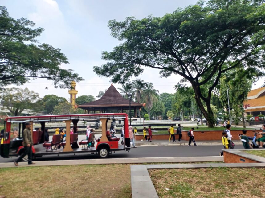 Suasana TMII. Para pengunjung keliling Taman Mini Indonesia Indah (TMII) Jakarta Timur dengan kendaraan listrik. Foto: Joesvicar Iqbal/ipol.id