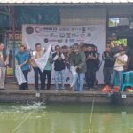 Wali Kota Jakarta Selatan, Munjirin (rompi cokelat) saat membuka acara Fourfeo Fun Fishing 2024 di kawasan Pondok Labu, Cilandak, pada Sabtu (1/6/2024). Diikuti lebih dari 70 insan media baik TV, cetak, online maupun radio. Foto: Joesvicar Iqbal/ipol.id