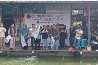 Wali Kota Jakarta Selatan, Munjirin (rompi cokelat) saat membuka acara Fourfeo Fun Fishing 2024 di kawasan Pondok Labu, Cilandak, pada Sabtu (1/6/2024). Diikuti lebih dari 70 insan media baik TV, cetak, online maupun radio. Foto: Joesvicar Iqbal/ipol.id