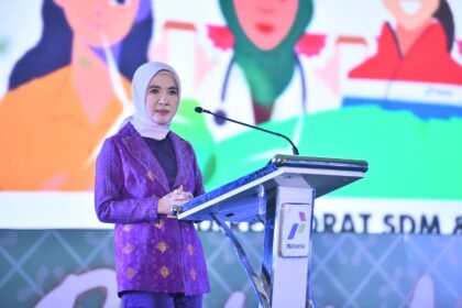 Direktur Utama Pertamina Nicke Widyawati memberikan sambutan diacara Pertiwi Menginspirasi 2024 dengan tema Sustainable Lifestyle for Holistic Well-Being, pada jumat (31/5/2024) di Grha Pertamina. Foto: Dok Pertamina