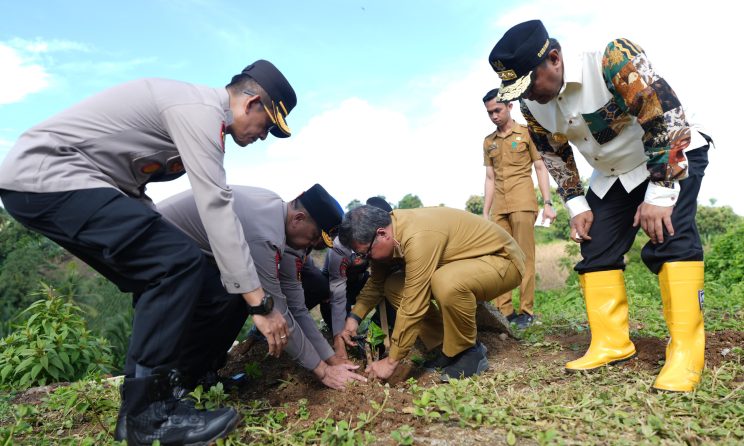 Pj Gubernur Sulbar, Bahtiar saat melakukan penanaman pohon bersama Forkompinda Sulbar.(foto dok pemprov)