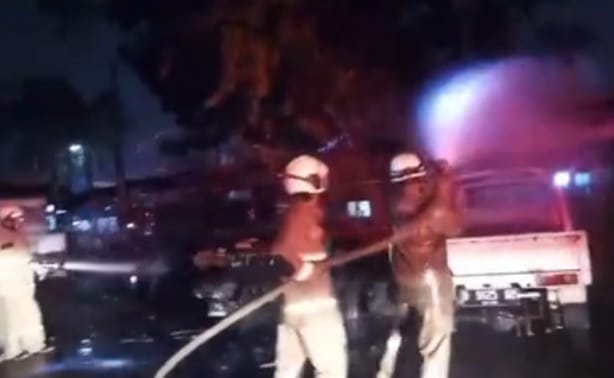 Sejumlah petugas Damkar Jakarta Timur (Jaktim) berjibaku memadamkan dua mobil bak dan enam kios di Jalan Lapangan Tembak, Kelurahan Cibubur, Kecamatan Ciracas, yang terbakar pada Selasa (4/6/2024) dini hari. Foto: Damkar Jaktim