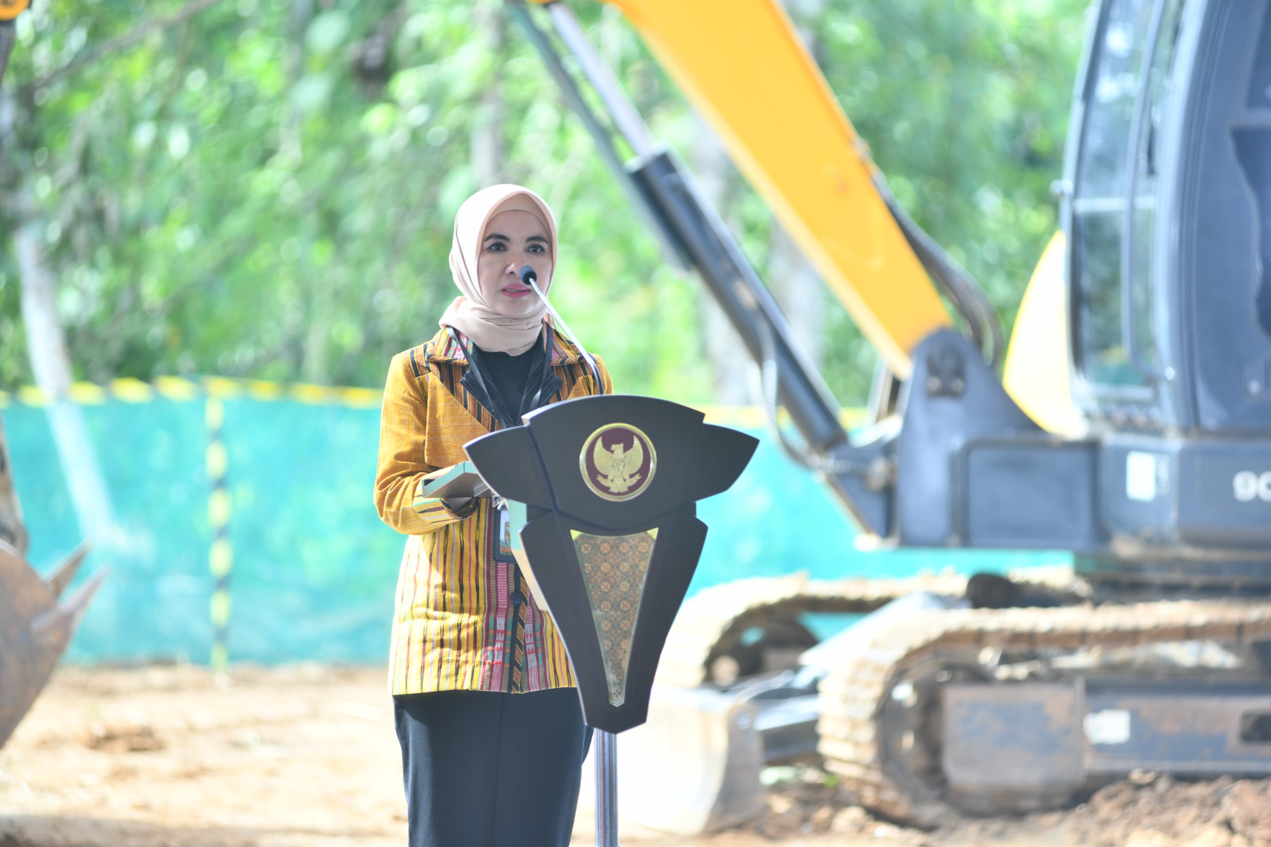 Direktur Utama Pertamina Persero Nicke Widyawati memberikan sambutan sekaligus menjelaskan secara singkat Gedung Nusantara Sustainability Hub didepan Presiden RI Joko Widodo beserta jajarannya di Ibu Kota Nusantara, pada rabu (5/6/2024). Foto: BPMI Setpres