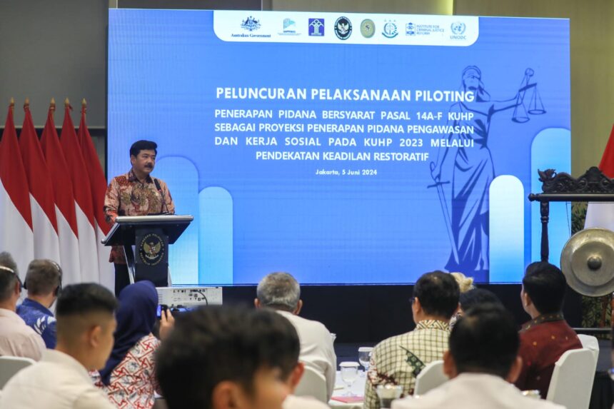 Menko Polhukam Hadi Tjahjanto kepada wartawan usai membuka Peluncuran Pelaksanaan Piloting Penerapan Pidana Bersyarat Pasal 14A-F KUHP di Jakarta, Rabu (5/6/2024). Foto: Dok Kemenko Polhukam