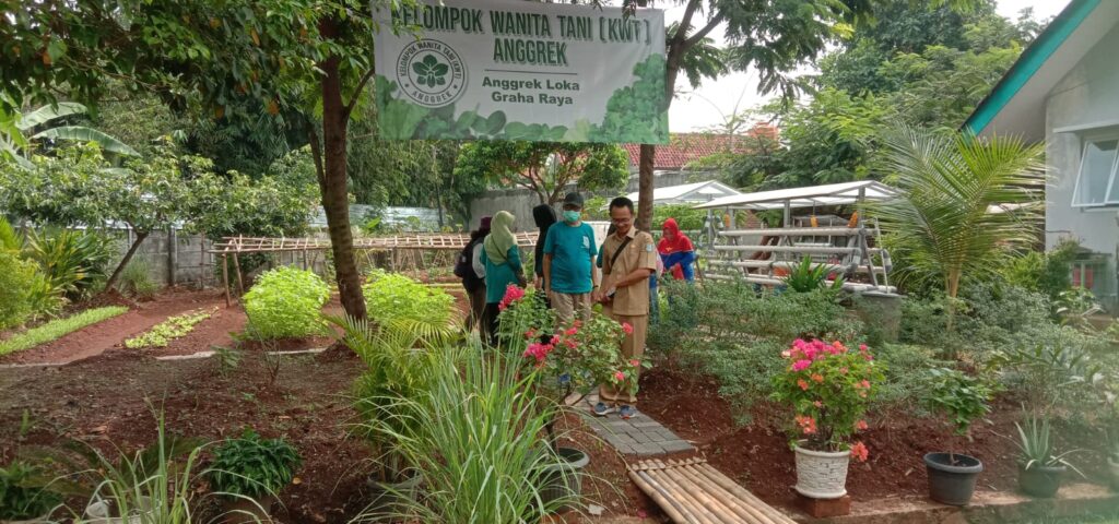 Cluster Anggrek Loka RW 07 Kel. Pakujaya, Kec. Serpong Utara adalah salah satu komunitas masyarakat yang menyelenggarakan dan mengelola kegiatan ProKlim meliputi : Bank Sampah, Kelompok Wanita Tani (KWT), Posyandu dan DKM Masjid. Foto (Istimewa)