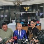 Kader Demokrat di Jakarta, Taufiqurahman (tengah) mengajukan uji materil UU Nomor 2 Tahun 2024 ke MK.(Foto sofian/ipol.id