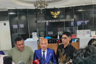 Kader Demokrat di Jakarta, Taufiqurahman (tengah) mengajukan uji materil UU Nomor 2 Tahun 2024 ke MK.(Foto sofian/ipol.id