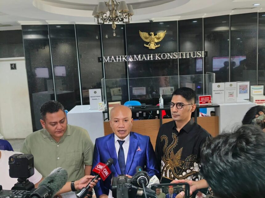 Kader Demokrat di Jakarta, Taufiqurahman (tengah) mengajukan uji materil UU Nomor 2 Tahun 2024 ke MK.(Foto sofian/ipol.id