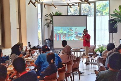 VP Corporate Communication Telkom, Andri Herawan Sasoko (tengah) bersama Race Director D&Dsport, Dardityo “Didit” Santoso (kiri) dalam acara pengenalan kepada para jurnalis tentang pelaksanaan event olahraga lari Digiland Run 2024. Foto: Telkom Indonesia