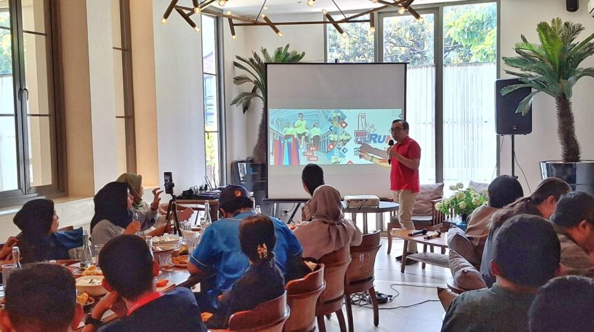 VP Corporate Communication Telkom, Andri Herawan Sasoko (tengah) bersama Race Director D&Dsport, Dardityo “Didit” Santoso (kiri) dalam acara pengenalan kepada para jurnalis tentang pelaksanaan event olahraga lari Digiland Run 2024. Foto: Telkom Indonesia