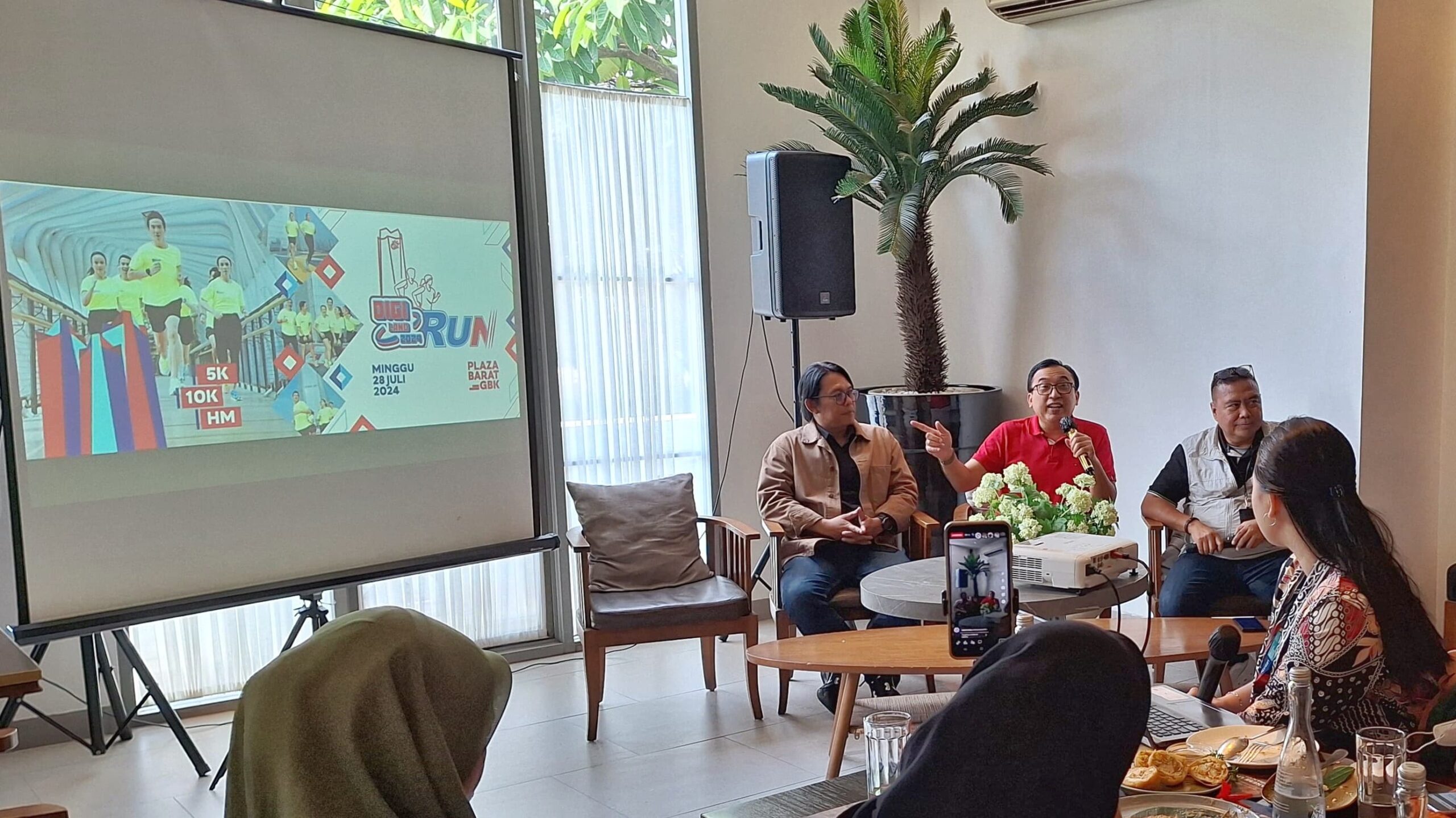 VP Corporate Communication Telkom, Andri Herawan Sasoko memberikan pemaparan terkait rencana pergelaran perdana Digiland Run 2024 sebagai bagian dari perayaan HUT Telkom ke-59 yang siap digelar di akhir bulan Juli 2024. Foto: Telkom Indonesia 