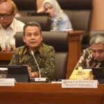 Wakil Direktur Utama Pertamina Wiko Migantoro menyampaikan penjelasan pada saat mengikuti Rapat Dengar Pendapat (RDP) Komisi VII DPR, Jakarta, (6/6/2024). Foto: Dok Pertamina