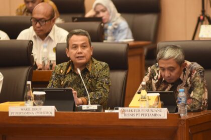 Wakil Direktur Utama Pertamina Wiko Migantoro menyampaikan penjelasan pada saat mengikuti Rapat Dengar Pendapat (RDP) Komisi VII DPR, Jakarta, (6/6/2024). Foto: Dok Pertamina