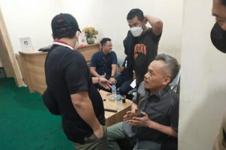 Terpidana kasus penggelapan Muchsin bin Paidi tengah terduduk saat ditangkap di sebuah kamar kos-kosan di Kemayoran, Jakarta Pusat, Kamis (6/6/2024) malam. Foto: Puspenkum Kejaksaan Agung