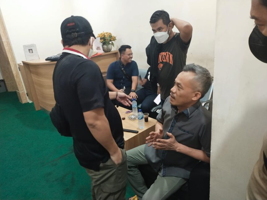 Terpidana kasus penggelapan Muchsin bin Paidi tengah terduduk saat ditangkap di sebuah kamar kos-kosan di Kemayoran, Jakarta Pusat, Kamis (6/6/2024) malam. Foto: Puspenkum Kejaksaan Agung