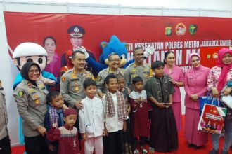 Kapolres Metro Jakarta Timur, Kombes Pol Nicolas Ary Lilipaly didampingi Kabagops, AKBP Eko Rahmat Mulyadi dan jajaran serta Ibu-Ibu Bhayangkari berswafoto bersama anak-anak khitan massal di Mapolres, pada Jumat (7/6/2024). Foto: Ist