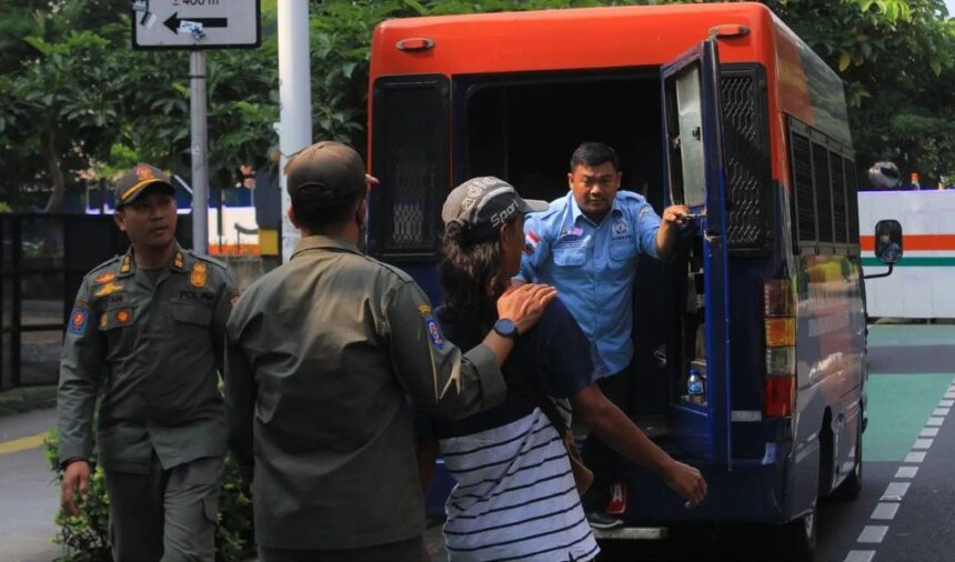 Ilustrasi petugas gabungan saat mengamankan juru parkir liar. Foto: Dok Dishub DKI Jakarta