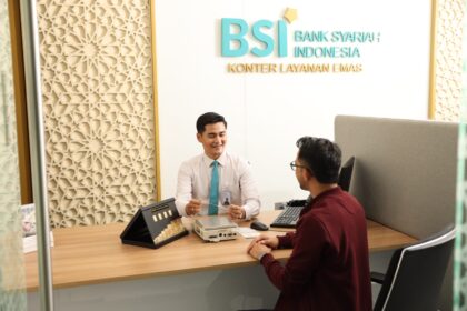 Ilustrasi pelayanan salah satu nasabah oleh customer service BSI. Foto: Dok BSI