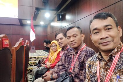 Ketua KPUD Kota Cirebon, Eko Mardeko (depan) saat mengikuti persidangan di MK.(Foto dok pribadi)