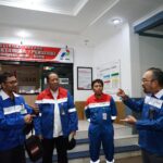 Direktur Utama PT Pertamina Patra Niaga, Riva Siahaan saat mengecek langsung Terminal BBM Tuban. Foto: Dok Pertamina