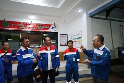 Direktur Utama PT Pertamina Patra Niaga, Riva Siahaan saat mengecek langsung Terminal BBM Tuban. Foto: Dok Pertamina