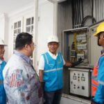 General Manager PLN Unit Induk Distribusi Jakarta Raya, Lasiran sedang melakukan inspeksi instalasi listrik pelanggan untuk memastikan kelistrikan Masjid Ramlie Musofa dalam kondisi aman.