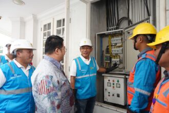 General Manager PLN Unit Induk Distribusi Jakarta Raya, Lasiran sedang melakukan inspeksi instalasi listrik pelanggan untuk memastikan kelistrikan Masjid Ramlie Musofa dalam kondisi aman.