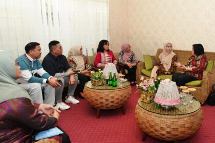 Penjabat Ketua Dekranasda Provinsi Sulawesi Selatan (Sulsel), Ninuk Triyanti Zudan saat Rapat Koordinasi Pemantapan Agenda Fashion Show dalam rangkaian event Sulsel Menari di Kantor Dekranasda Sulawesi Selatan, Jalan Jenderal Sudirman, Makassar, Kamis (13/6/2024). Foto: Dok Pemprov Sulsel