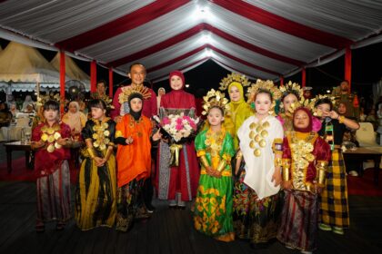 Wajah ceria dan bahagia dari anak-anak Down Syndrome terlihat saat mengikuti fashion show dalam event Sulsel Menari, di Lego-Lego Center Point of Indonesia (CPI) Makassar, Jum'at (14/6/2024) malam. Foto: Pemprov Sulsel