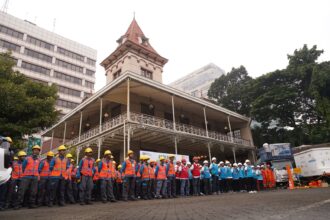 Petugas PLN Siaga Idul Hari Raya Idul Adha 2024, siap memastikan pasokan listrik tetap stabil dan aman selama perayaan berlangsung, demi kenyamanan seluruh masyarakat.